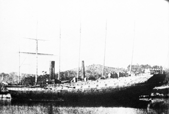 Gran barco de acero
