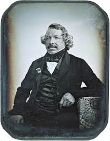 Louis Jacques Mandé Daguerre. Fijó las fotografías.