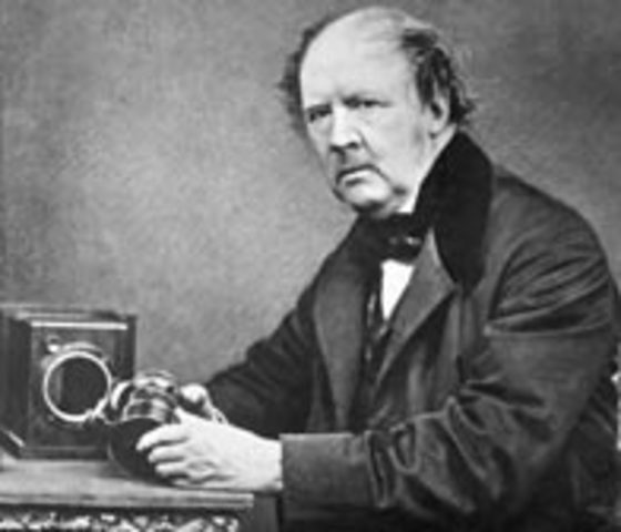 William Henry Fox Talbot. Fijó imágenes con el calotipo