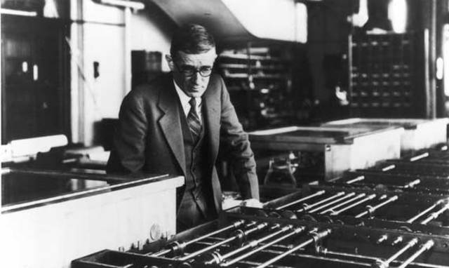 Vannevar Bush diseña una máquina analógica que resolvía ecuaciones diferenciales