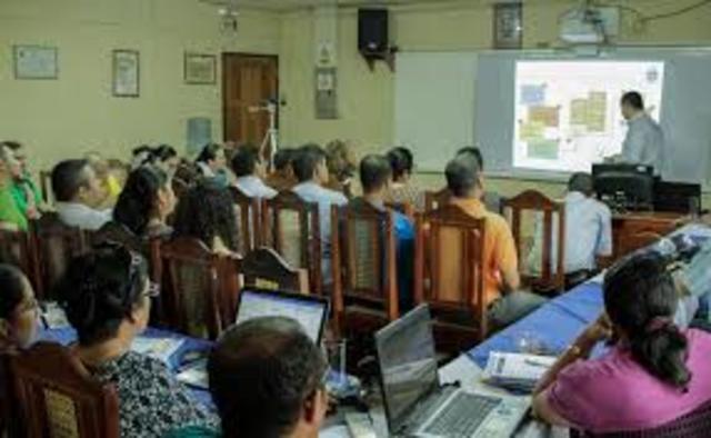 Inicia fundamentalmente la educación a distancia