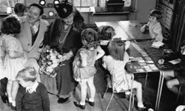María Montessori (1870-1952) • El desarrollo del niño no se logra de manera lineal y regular sino por etapas a través de las cuales el niño revela una sensibilidad particular.