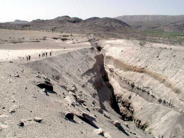 La Tierra se empieza a separar y se crean volcanes