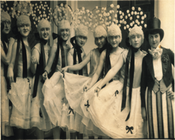 Su hermano la introduce a las artes teatrales