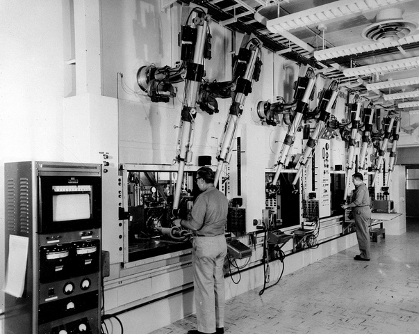 Primeros teleoperadores o telemanipuladores mecánicos.