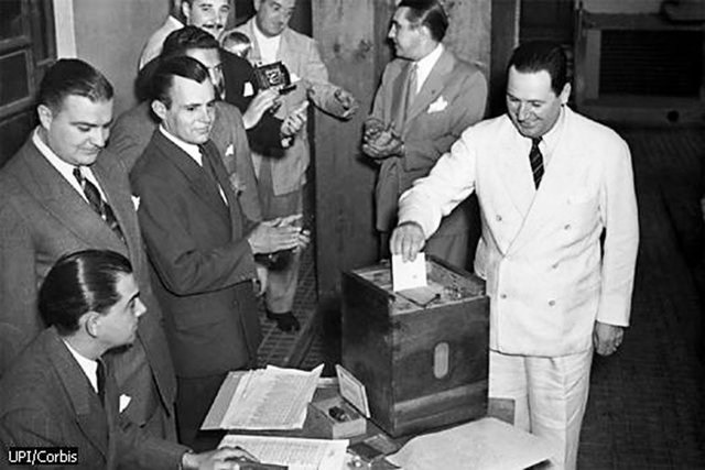 DÉCADA DE 1940: RÉGIMEN TOTALITARIO