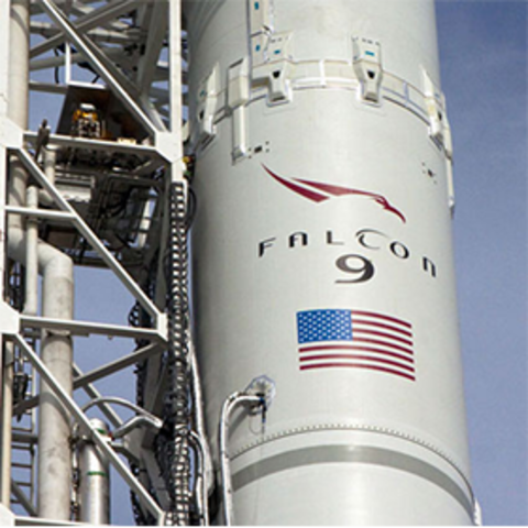 El cohete Falcon 9 completa su primer lanzamiento