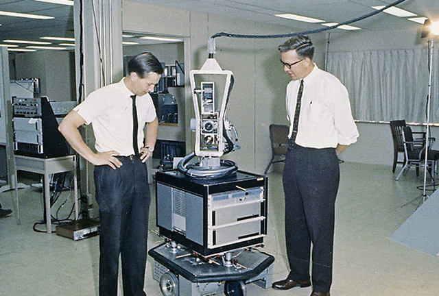 SRI develops Shakey the robot