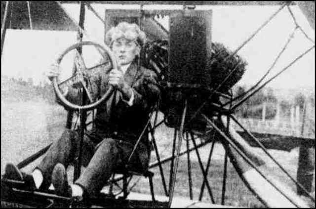 William Knox Martin (realiza su primer vuelo)