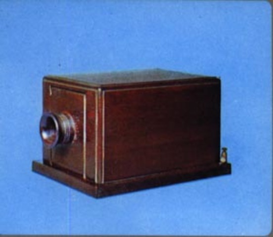 The first commercial telephone company enters telephone business in Friedrichsberg close to Berlin using the Siemens pipe as ringer