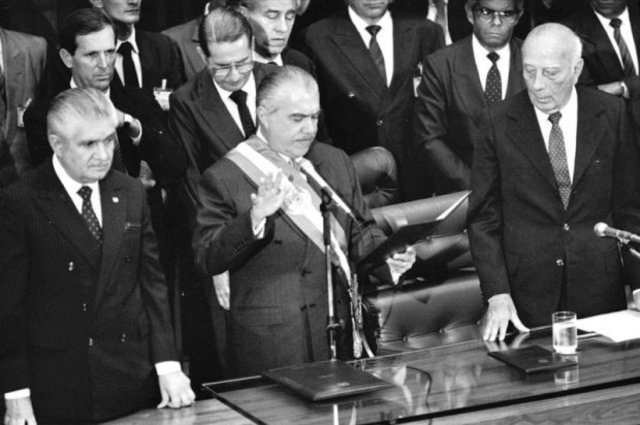 Sarney, ex-Arena, é o novo presidente do Brasil