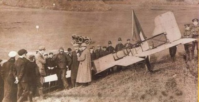 Los colombianos apreciando una aeronave.