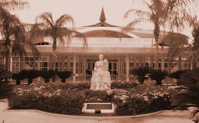 Se fundó la primera universidad del Nuevo Mundo “Santo Tomás de Aquino” (UASD) con Bula Papal de Pablo III. En el mismo año se funda la primera biblioteca.