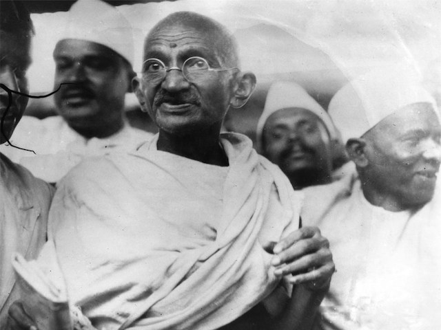 Inicio del movimiento no violento de Gandhi en defensa de los derechos humanos en La India.