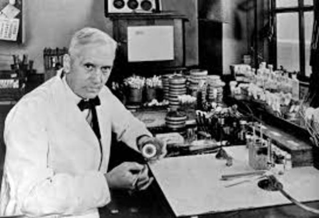 Alexander Fleming descubre la penicilina.