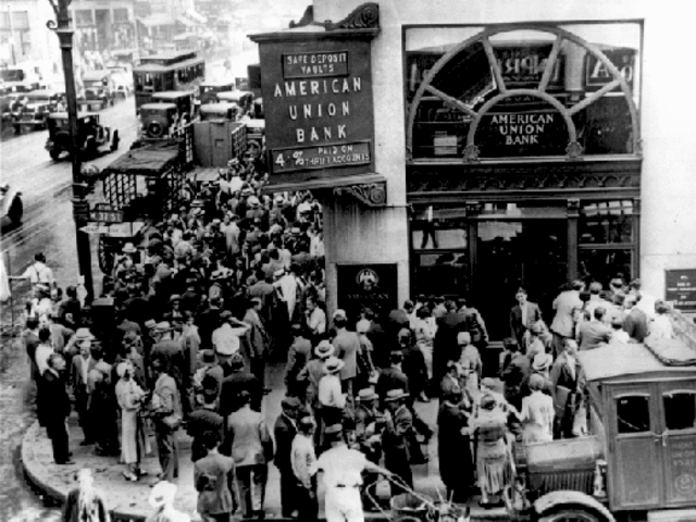 Caída de la Bolsa de Nueva York el Jueves Negro; Gran Depresión en los Estados Unidos.
