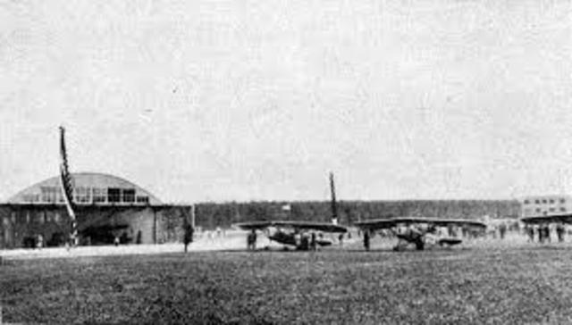 Se construye el primer hangar