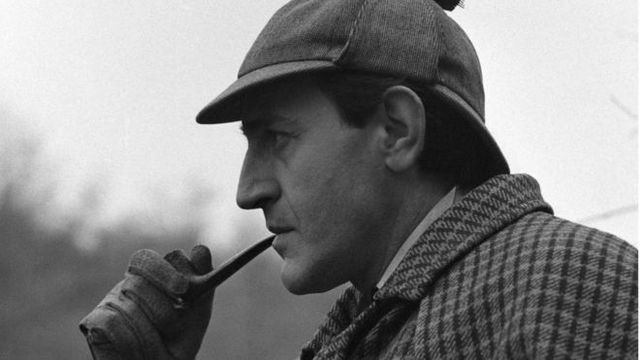 El mundialmente conocido detective de ficción Sherlock Holmes resuelve su primer misterioso caso con su característica astucia y observación.
