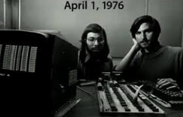 Steve Jobs y Steve Wozniac fundan la Apple Computer, Inc.
