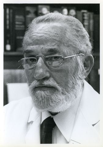 Sol Spiegelman desarrolla la técnica de hibridación de nucleótidos.