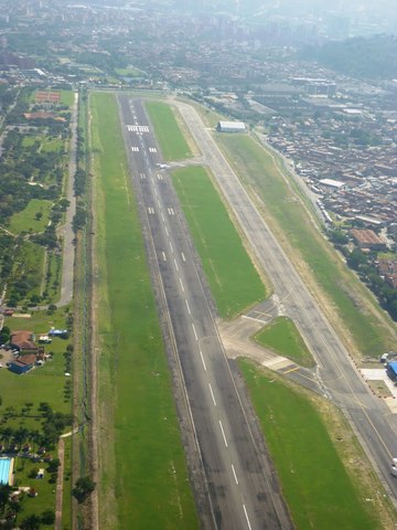 Inauguración de la  actual pista del aeropuerto Olaya Herrera de Medellín.