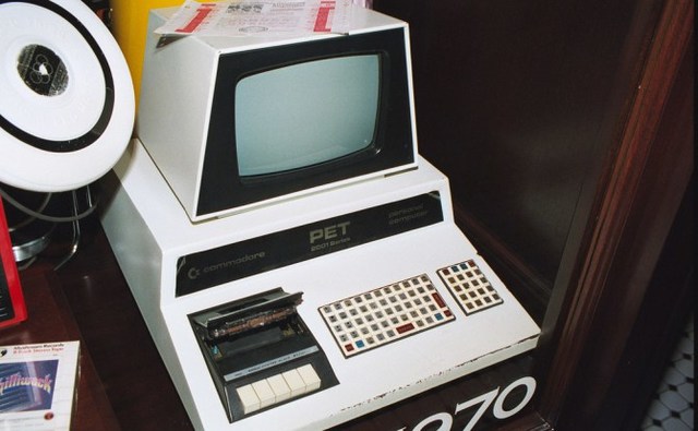 SE DESARROLLA UNA COMPUTADORA CON CAPACIDADDE 8KB Y UNA PERSONAL DE 1KB