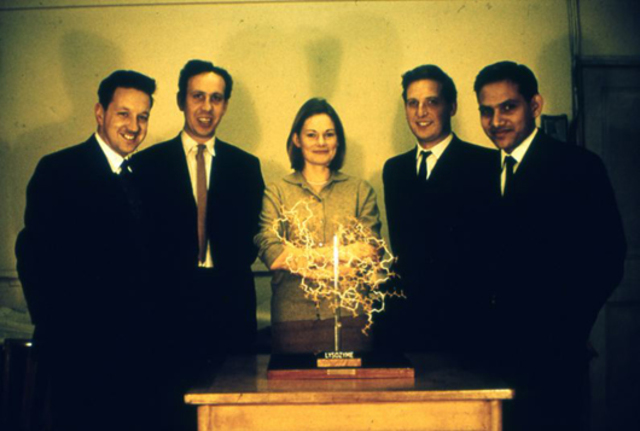 Louise Johnson y David C. Phillips determinaron la estructura tridimensional de la lisozima unida a N-acetil-glucosamina..