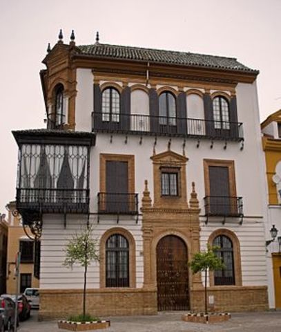 Edificio en la plaza de Refinadores esquina a calle Cano y Cueto,