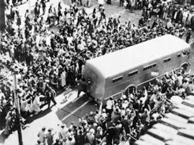 Police arrests Nelson Mandela