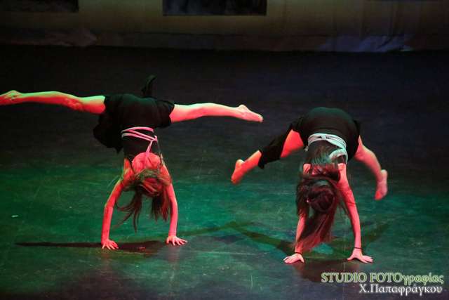 skalizontas to parelthon meso ton odon