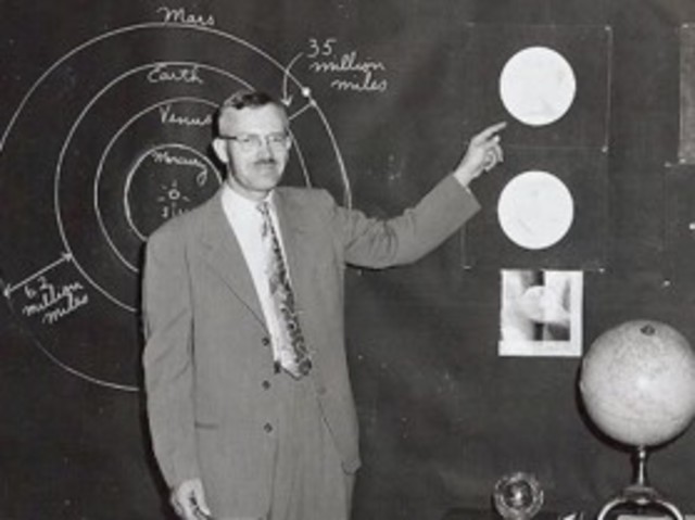 El astrónomo Clyde Tombaugh descubre el planeta Plutón