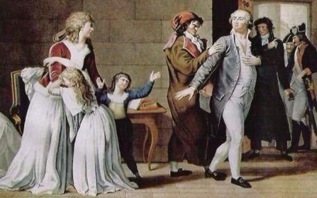 La familia real intenta huir del país pero es descubierta y apresada.