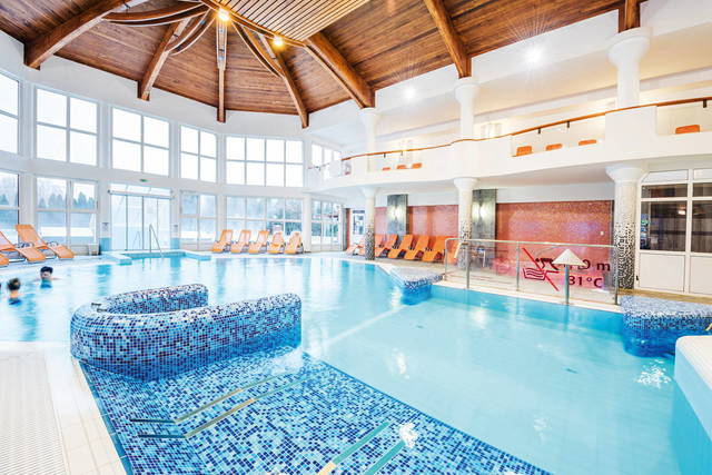 Beltéri úszómedence átadása