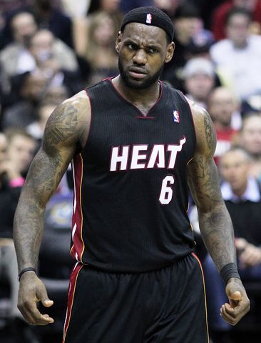 LEBRON LEFT THE CAVALIERS AND WENT TO DE MAIAMI HEATS