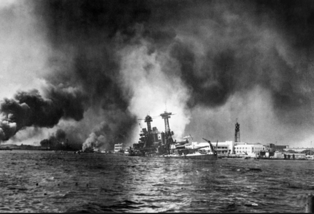 apón ataca EEUU en la base naval de Pearl Harbour.  Alemania rompe el Pacto Molotov-Ribbentrop e invade la URSS en la llamada  Operación Barbarroja