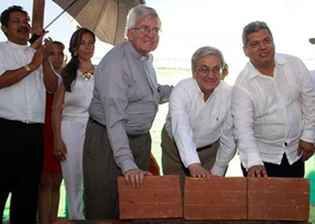 se vinculó a su obra, ayudándole a construir las primeras casas para erradicar tugurios