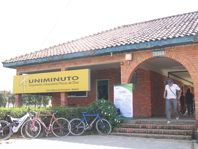 creó el Centro Carismático Minuto de Dios (librerías, emisoras, escuelas de evangelización, casa de retiros)