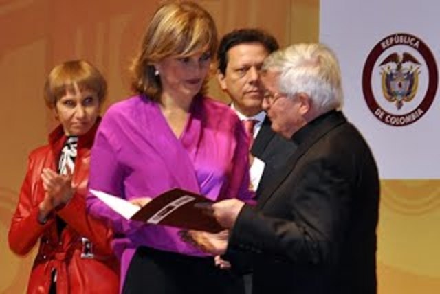 la condecoración Simón Bolívar, Orden Gran Maestro: premio vida y obra de un educador, otorgado por el Ministerio de Educación Nacional