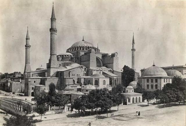 Στην Κωνσταντινούπολη