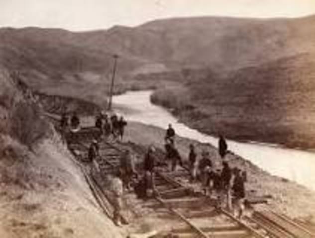 Chinese works build transcontinental railroad