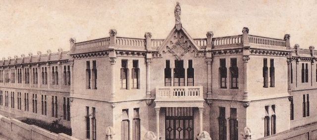 A SUS CATORCE AÑOS DE EDAD INGRESO AL COLEGIO DE LOS JESUITAS EN CAEN