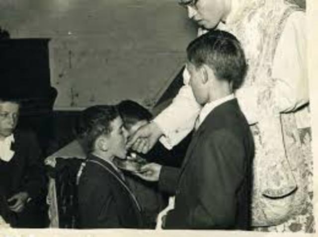 RECIBE SU PRIMERA COMUNIÓN