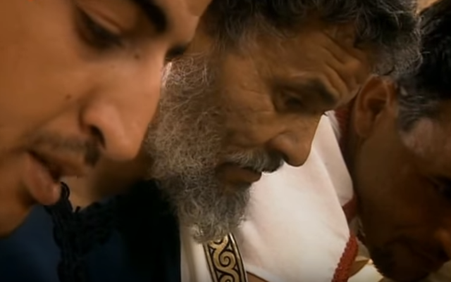 El uno se convierte en dios griego