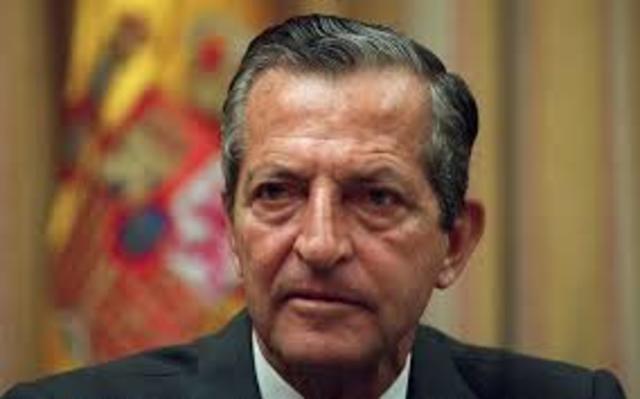 DIMISIÓN DE ADOLFO SUÁREZ