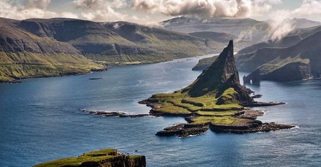 Johannes Eugenius Bülow Warming realiza expedición a islas Feroe.