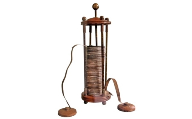 Alessandro Volta invento la primera batería