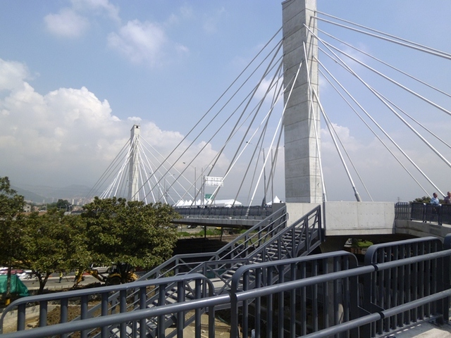 El puente intraurbano Gilberto Echeverri Mejía (Medellin)