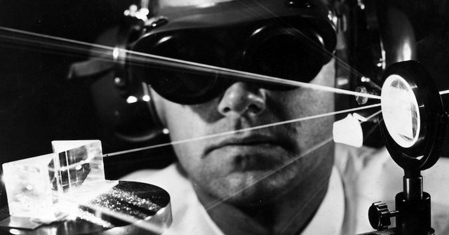 PRIMER LÁSER OPERATIVO