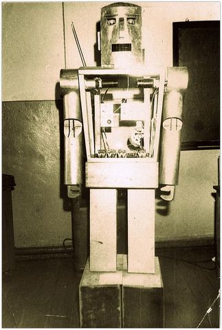 * invent primer robot ind
