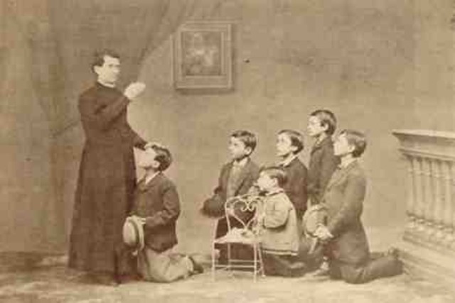 Aparece la expresión "educación cristiana".